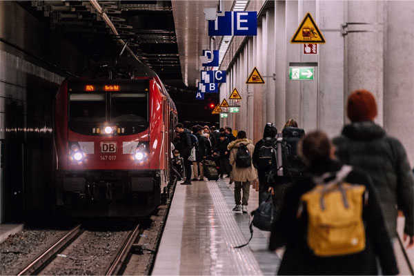 Bahnreise mit Familie | Bild: wal_172619, pixabay.com, Inhaltslizenz